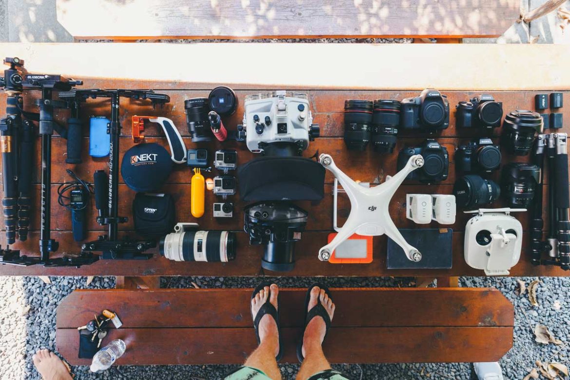 Vista panoramica macchine fotografiche su tavolo da scegliere